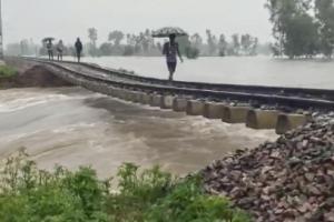 Floods In UP: ਯੂਪੀ 'ਚ ਹੜ੍ਹ ਕਾਰਨ ਲੋਕਾਂ 'ਚ ਹਾਹਾਕਾਰ,16 ਜ਼ਿਲਿਆਂ ਦੇ 2.5 ਲੱਖ ਲੋਕ ਪ੍ਰਭਾਵਿਤ